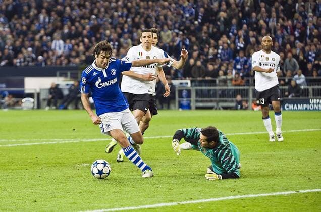 RAUL l. (GE) umkurvt Torwart Julio Cesar (Inter) und schiesst das Tor zum 1:0, Aktion, Fussball Champions League Viertelfinale Rückspiel, FC Schalke 04 (GER) - Inter Mailand (ITA) , am 13.04.2011 in Gelsenkirchen Deutschland, Saison1011
