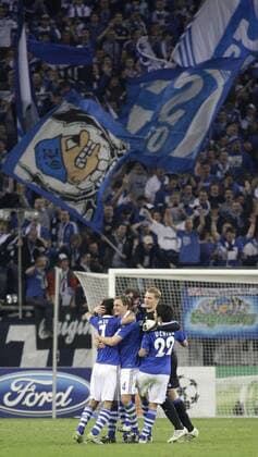 Schalke s Team celebrate the victory during the quarterfinal of the Champions League match between FC Schalke 04 and Inter Mailand, Veltinsarena in Gelsenkirchen on April 13., 2011. Mika o0 Jubel Freude