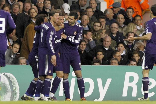 Football - Champions League Quarter Final Second Leg - Tottenham Hotspur (white) vs Real Madrid (blue) --- Real MAdrid celebrate a Cristiano Ronaldo (3L) goal at White Hart Lane 
