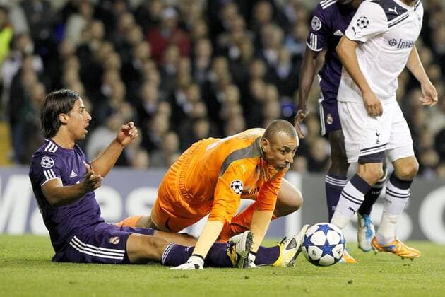 Football - Champions League Quarter Final Second Leg - Tottenham Hotspur (white) vs Real Madrid (blue) --- Tottenham Hotspur s Goalkeeper, Heurelho Gomes looks to collect the ball vs Sami Khedira (L) in the area at White Hart Lane 