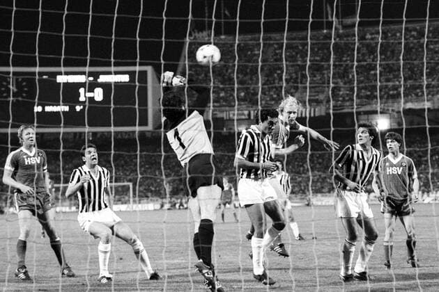 Finale Europapokal der Landesmeister 1983 in Athen - Hamburger SV - Juventus Turin 1:0 - L-R - Horst Hrubesch (HSV), Sergio Brio, Torwart Dino Zoff, Claudio Gentile (alle Juve), Lars Bastrup (HSV), Gaetano Scirea (Juve) und Jürgen Milewski (HSV) Aktion