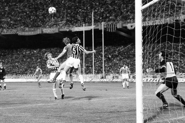 Finale Europapokal der Landesmeister 1983 in Athen - Hamburger SV - Juventus Turin 1:0 - Sergio Brio (Mitte), Massimo Bonini (li.) sowie Torwart Dino Zoff (alle Juve) gegen Horst Hrubesch (HSV) Aktion