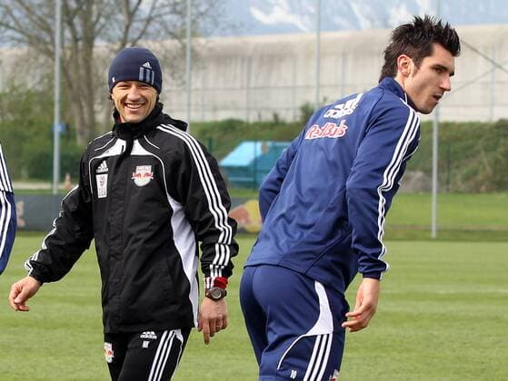 FUSSBALL - RBS, Training TAXHAM,AUSTRIA,14.APR.11 - FUSSBALL - tipp3 Bundesliga powered by T-Mobile, Red Bull Salzburg, Training. Bild zeigt Co-Trainer Niko Kovac und Nikola Pokrivac (RBS). 