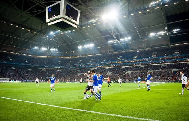 Zweikampf zwischen Diego MILITO (Inter) und Jose Manuel JURADO r. (GE) in der Veltins Arena, AufSchalke Stadion, Aktion, Fussball Champions League Viertelfinale Rückspiel, FC Schalke 04 (GER) - Inter Mailand (ITA) 2:1 , am 13.04.2011 in Gelsenkirchen Deutschland, Saison1011