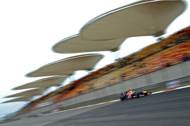 Formel 1 : Großer Preis von China: SEBASTIAN VETTEL (GER) - RED BULL xGillesLeventx  o0 Sportstätte Strecke Rennstrecke Streckenabschnit Architektur Tribüne Dach Tribünendach CHN