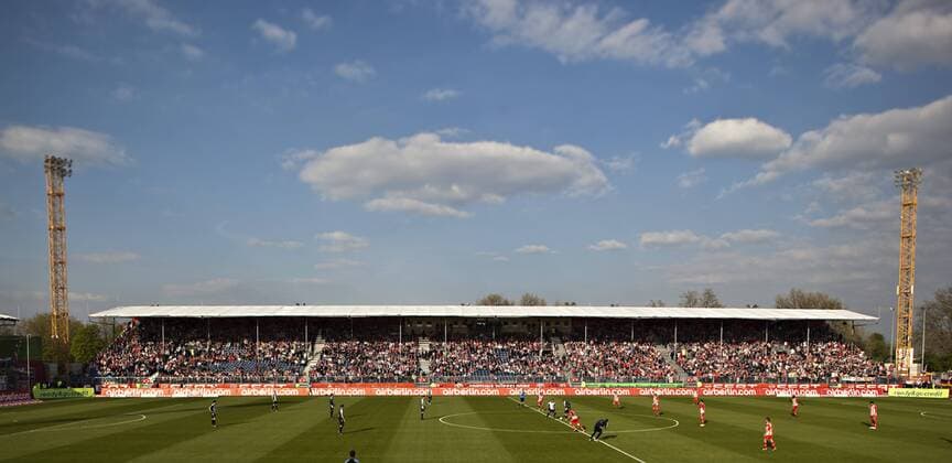 Fußball, Stadiongeschichte Fortuna Düsseldorf Düsseldorf, 15.04.2011 - Fortuna Düsseldorf trägt drei Heimspiele in der provisorischen Air Berlin World Arena aus.