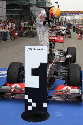 Motorsports: FIA Formula One World Championship 2011, Grand Prix of China, Lewis Hamilton (GBR, McLaren Mercedes) - Sieger des GP von Shanghai 2011. xHOCHxZWEIx o0 Jubel, Freude Sieg, Sieger