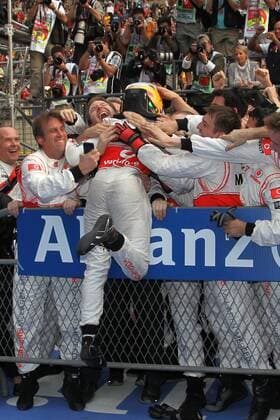 Motorsports: FIA Formula One World Championship 2011, Grand Prix of China, Lewis Hamilton (GBR, McLaren Mercedes) - Sieger des GP von Shanghai 2011, xHOCHxZWEIx o0 Jubel, Freude Sieg, Sieger