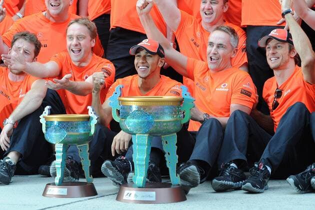 Formel 1: Grand Prix von China, 17.04.2011 - Sieger LEWIS HAMILTON (C) jubelt mit JENSON BUTTON (R) und Teamchef MARTIN WHITMARSH (GBR MCLAREN) - xGillesxLeventx 