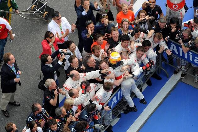 Formel 1: Grand Prix von China, 17.04.2011 - Sieger LEWIS HAMILTON (GBR) - MCLAREN MERCEDES MP4-26 - jubelt mit den Mechanikern - xGillesxLeventx 