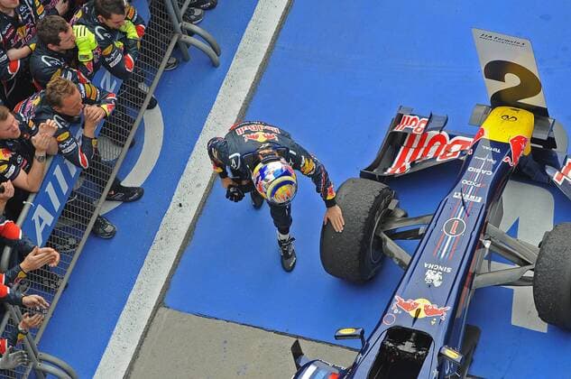 Formel 1: Grand Prix von China, 17.04.2011; SEBASTIAN VETTEL (GER) - RED BULL RENAULT RB7 begutachtet im Parc Ferme die abgefahrenen Reifen seines Boliden - xGillesxLeventx 
