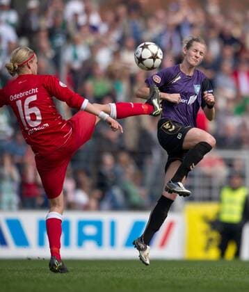 Viola ODEBRECHT (POT) - Simone LAUDEHR (r DUI) Fussball UEFA Women Championsleague - Saison 2010 2011, Halbfinale Rückspiel: Turbine Potsdam - FCR Duisburg in Potsdam am 17.04.2011,