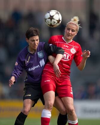 Anja MITTAG (r POT) - Linda BRESONIK (DUI) Fussball UEFA Women Championsleague - Saison 2010 2011, Halbfinale Rückspiel: Turbine Potsdam - FCR Duisburg in Potsdam am 17.04.2011,