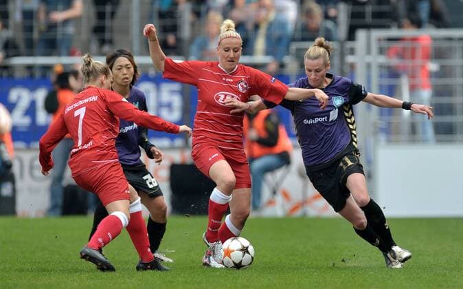 Frauenfußball Champions League Halbfinale. 1.FFC Turbine Potsdam - den FCR 2001 Duisburg am Sonntag (17.04.2011) im Karl-Liebknecht-Stadium in Potsdam; Die Potsdamerinnen Isabel Kerschowski und Anja Mittag (Mitte) gegen die Duisburgerin Simone Laudehr (re.).