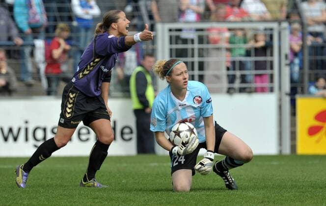 Frauenfußball Champions League Halbfinale. 1.FFC Turbine Potsdam - den FCR 2001 Duisburg am Sonntag (17.04.2011) im Karl-Liebknecht-Stadium in Potsdam; Die Potsdamer Torfrau Felicitas Sarholz (re.) hat den Ball vor der Duisburgerin Inka Grings.