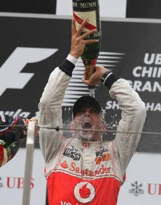 Formel 1 GP von China in Shanghai, 17.04.2011; Lewis Hamilton (England McLaren Mercedes) - Sieger des GP von China 2011 o0 Jubel, Freude Sieg, Sieger Sekt, Sektdusche, Champagner, Champagnerdusche