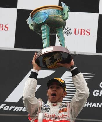 Formel 1 GP von China in Shanghai, 17.04.2011; Lewis Hamilton (England McLaren Mercedes) - Sieger des GP von China 2011 o0 Jubel, Freude Sieg, Sieger Pokal, Trophäe, Objekte