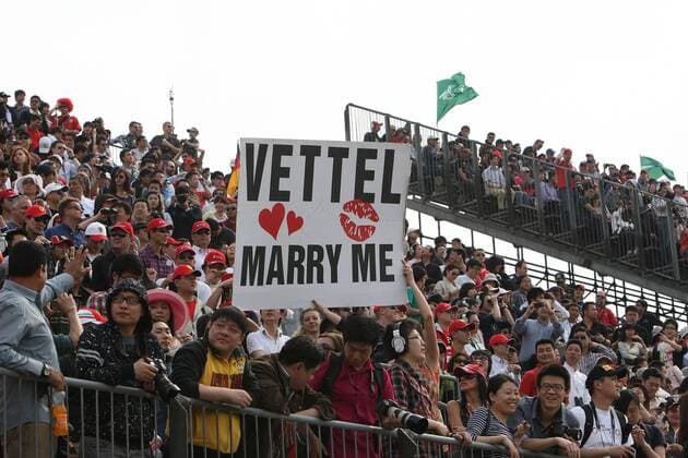 Formel 1 GP von China in Shanghai, 17.04.2011; Vettel, Marry me - fans von Sebastian Vettel (Deutschland RedBull) o0 Fan, Motorsportfan, Motorsportfans, Publikum Idol Plakat, Fanplakat Transparent Schriftzug totale