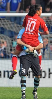 Fussball Damen Potsdam 17.04.2011 Karl Liebknecht Stadion Babelsberg Champions League Halbfinale 1 FFC Turbine Potsdam rot geg FCR Duisburg blau 1:0 Anna Felicitas SARHOLZ TW Turbine Fatmire BAJRAMAJ 10 Turbine