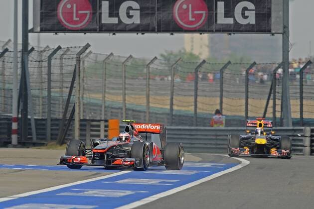Formel 1 : GP von China - 17.04.2011 JENSON BUTTON (GBR, L) - MCLAREN MERCEDES MP4-26 fährt vor SEBASTIAN VETTEL (GER) - RED BULL RENAULT RB7 in die Boxengasse und dann fälschlicherweise an die Red Bull Box - xGillesLeventx 