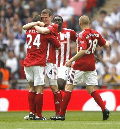 Robert Huth (4) of Stoke City celebrates scoring his side s second goal, FA Cup Halbfinale, Bolton Wanderers (white) - Stoke City (red) --- EDITORIAL USE ONLY. No use with unauthorised audio, video, data, fixture lists, club league logos or live services. Online in-match use limited to 120 images, no video emulation. No use in betting, games or single club league player publications. o0 Jubel, Freude