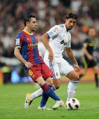 FUSSBALL INTERNATIONAL PRIMERA DIVISION SAISON 2010 2011 16.04.2011 El Clasico 32. Spieltag Real Madrid - FC Barcelona Xavi Hernandez (li, Barca) gegen Sami Khedira (Real Madrid) 