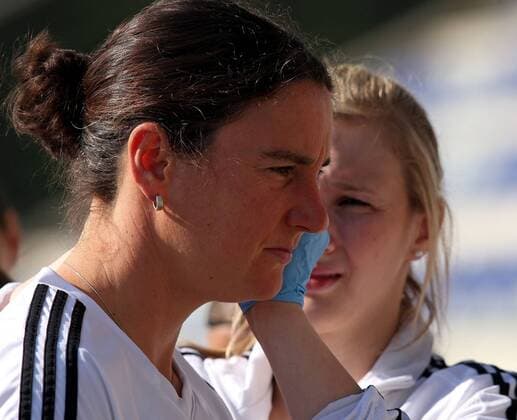 19.04.2011 Fussball, DFB Damen-Nationalmannschaft Deutschland, v.li: Birgit Prinz ( Deutschland) beim Blutabnehmen für den Laktattest.