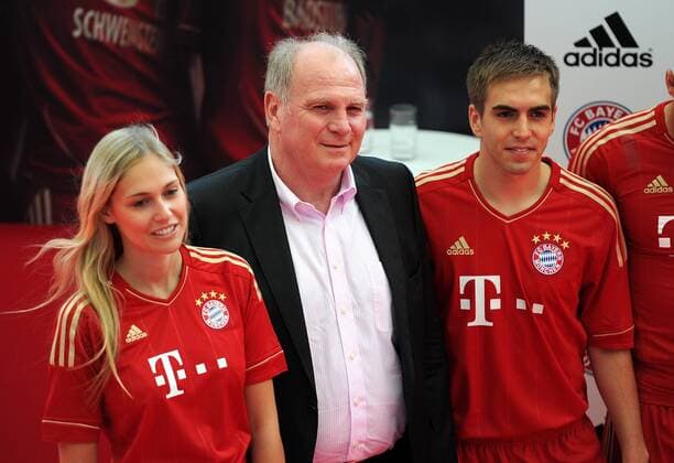Fussball 1. Bundesliga : Saison 2010 2011 19.04.2011 FC Bayern Muenchen praesentiert mit ADIDAS das neue HEIMTRIKOT der Saison 2011 2012 und verlaengert den Vertrag bis 2020 Praesident Uli Hoeness mit Philipp Lahm (FC Bayern Muenchen) und einem Model 