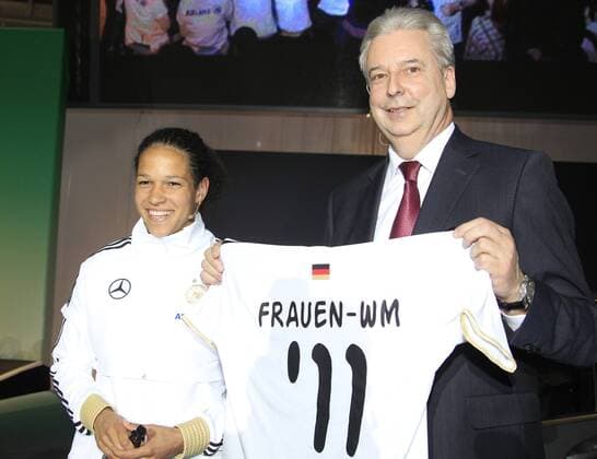 Fussball DFB Frauen NationalMannschaft beim Gemeinsam zum Stern, 19.04.2011,Mercedes Zentrum Köln Deutschland Celia Okoyino da Mbabi übergibt trikot an Manfred Simon Mercedes Niederlassungsleiter Köln Leverkusen o0 people