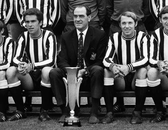 Fußball, Trainerhistorie Newcastle United von 1895 bis heute Football Newcastle United Team group 1969 European Fairs Cup winners . Joe Harvey (Manager),with Bobby Moncur and Bryan Pop Robson (right) and the Fairs Cup trophy. Approx date: 01 08 1969  Objekte Pokal
