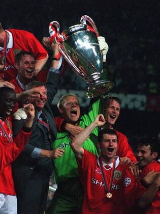Peter Schmeichel holds aloft the Champions League Trophy for Manchester United. Dennis Irwin and Gary Neville celebrate victory. Manchester United 2:1 Bayern Munich, Champions League Cup Final, 26 05 1999. Barcelona.  Objekte Pokal