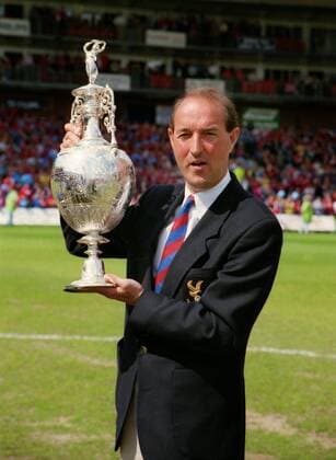Fußball, Trainerhistorie Crystal Palace von 1905 bis heute Alan Smith (Palace coach) with the Division 1 Championship trophy Crystal Palace v Watford 8 5 1994  o0 England, 1983, Sieg, Sieger, Pokal, Trophäe, Objekte, Meister, Meisterschaft