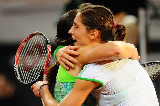 20.04.2011, 34. Porsche Tennis Grand Prix 2011, 2.Runde - Die Verliererin Jelena JANKOVIC (SRB, L) umarmt Andrea PETKOVIC (GER) o0 Jubel Freude