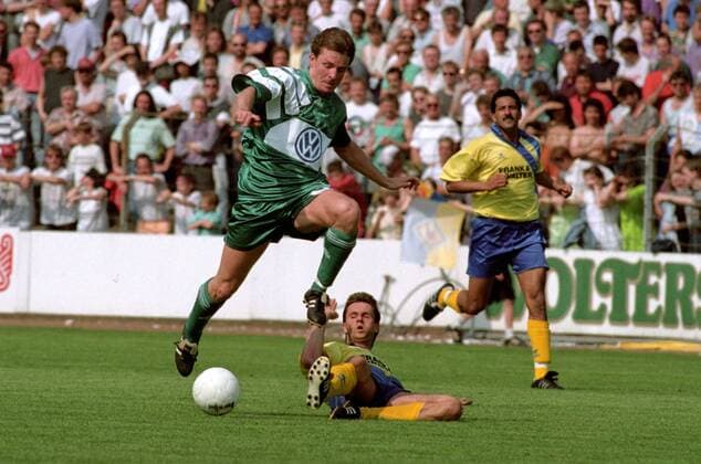 2. BL Saison 1992 1993 Eintracht Braunschweig gegen den VfL Wolfsburg 0:1 am 08.05.1993 im Eintracht Stadion. Stefan Holze (Wolfsburg, li.) gegen Ralf Heskamp (Braunschweig).