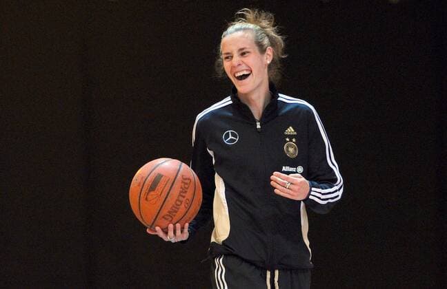 Simone LAUDEHR, Halbfigur, Einzelbild, lachend, lacht, Basketball-Trainingseinheit der DFB Fussball Frauen-Nationalmannschaft am 21.04.2011 in Köln Deutschland POOLFOTO! o0 Training