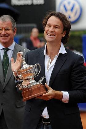 Carlos Moya (ESP) erhält anlässlich seines Karriereendes eine Trophäe  o0 Pokal Objekte Freude