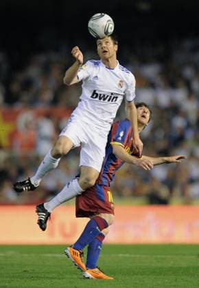 FUSSBALL INTERNATIONAL Copa del Rey FINALE 2010 2011 20.04.2011 FC Barcelona - Real Madrid Xabi Alonso (li, Real Madrid) gegen Lionel Messi (Barca) 