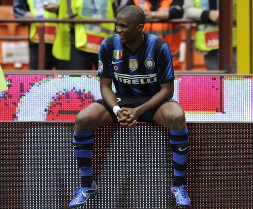 Inter Mailand (blau schwarz) - Lazio Rom (hellblau): Samuel Eto o jubelt auf der Werbebande  o0 Etoo Jubel Freude Werbebande, Bande, Werbung,