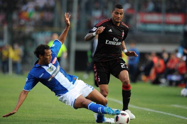 Jonathan Zebina, Brescia und Kevin Prince Boateng, Milan - Brescia, 23 04 2011 Stadio Rigamonti, Brescia Calcio (blau) - AC Milan (schwarz) Serie A 2010 2011 NicoloXZangirolami