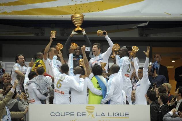 Finale Coupe de la Ligue - Olympique Marseille - 23.04.2011 - Marseille jubelt mit dem Pokal - JBAutissier -  o0 Pokal, Trophäe, Objekte