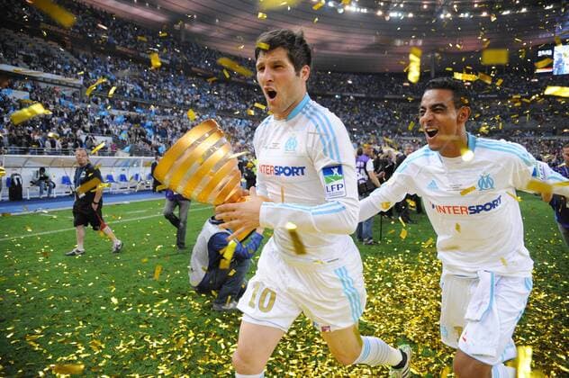 Olympique Marseille - Finale Coupe de la Ligue - 23.04.2011 Andre-Pierre Gignac (L) and Fabrice Abriel (OM) - xNxLeGouicxFEPx -  o0 Pokal, Trophäe, Objekte
