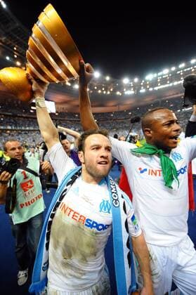 Olympique Marseille - Finale Coupe de la Ligue - 23 04 2011 - Mathieu VALBUENA (L) - Andre AYEW (OM) - - xAnthonyBibardxFEPx -  o0 Pokal, Trophäe, Objekte