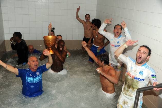 Olympique Marseille - Finale Coupe de la Ligue - 23 04 2011 - Mathieu VALBUENA (R) - - xAnthonyBibardxFEPx -  o0 Pokal, Trophäe, Objekte Umkleide Entmüdungsbecken Entspannungsbecken Wasser