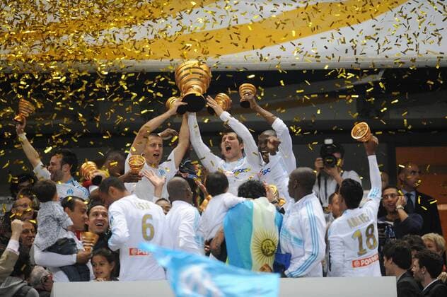 Olympique Marseille - Finale Coupe de la Ligue - 23.04.2011 Andre-Pierre Gignac (C) and Benoit Cheyrou - xNxLeGouicxFEPx -  o0 Pokal, Trophäe, Objekte, Konfetti, Konfettiregen goldregen