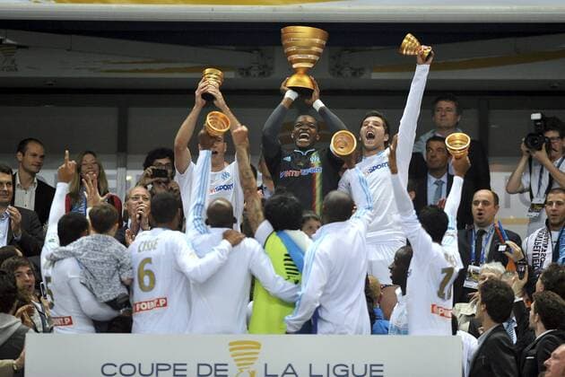 Olympique Marseille - Finale Coupe de la Ligue - 23 04 2011 - Steve MANDANDA (C) - Andre Pierre GIGNAC - - xAnthonyBibardxFEPx -  o0 Pokal, Trophäe, Objekte