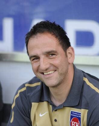 Trainer Frank Schmidt (FCH), fröhlich, zufrieden, 1.FC Heidenheim - SV Babelsberg 03, Fußball, 3.Liga, Saison 2010 2011, Heidenheim, 23.04.2011, GER
