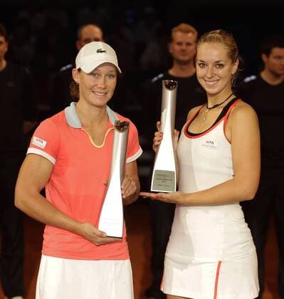 Porsche Cup 2011 in Stuttgart, internationales WTA Tennis Damen Damen Tennis Turnier, Porsche Arena, Doppel Finale, Siegerehrung, Sabine Lisicki (GER, re.) und Samantha Stosur (AUSTRALIEN) gewinnen das Doppel Finale o0 Sieg, Sieger Jubel, Freude Pokal, Trophäe Objekte