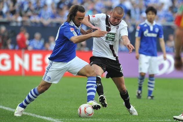 Fußball 1. Bundesliga 31. Spieltag: Schalke 04 - 1. FC Kaiserslautern am 23.04.2011 in der Veltins Arena in Gelsenkirchen. Ali Karimi ( Schalke ), links - Adam Hlousek ( Kaiserslautern ), rechts