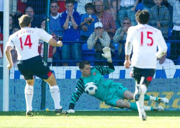 Wojciech Szczesny of Arsenal makes a save from a Kevin Davies (L) of Bolton Wanderers penalty Barclays Premier League; Bolton Wanderers vs Arsenal FC London 24th April, 2011 EDITORIAL USE ONLY. No use with unauthorised audio, video, data, fixture lists, club league logos or live services. Online in-match use limited to 120 images, no video emulation. No use in betting, games or single club league player publications. o0 verschossen gehalten Parade Elfmeter