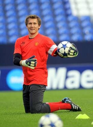 TOMASZ KUSZCZAK (MANCHESTER UNITED), CHAMPIONS LEAGUE SEMI-FINAL 25.04.2011, GELSENKIRCHEN TRAINING OF MANCHESTER UNITED (ManU) -  110425HER020
